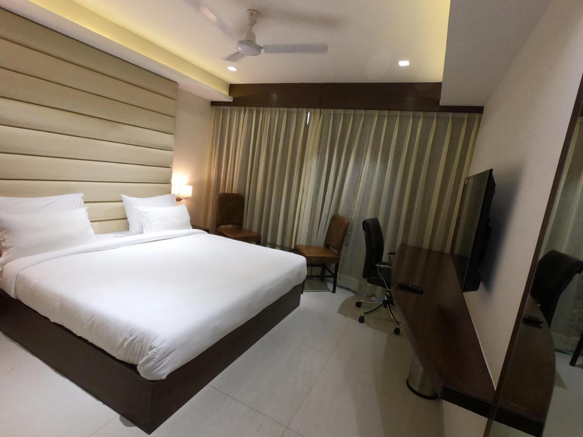 Hotel The Bellevue Индаур Экстерьер фото