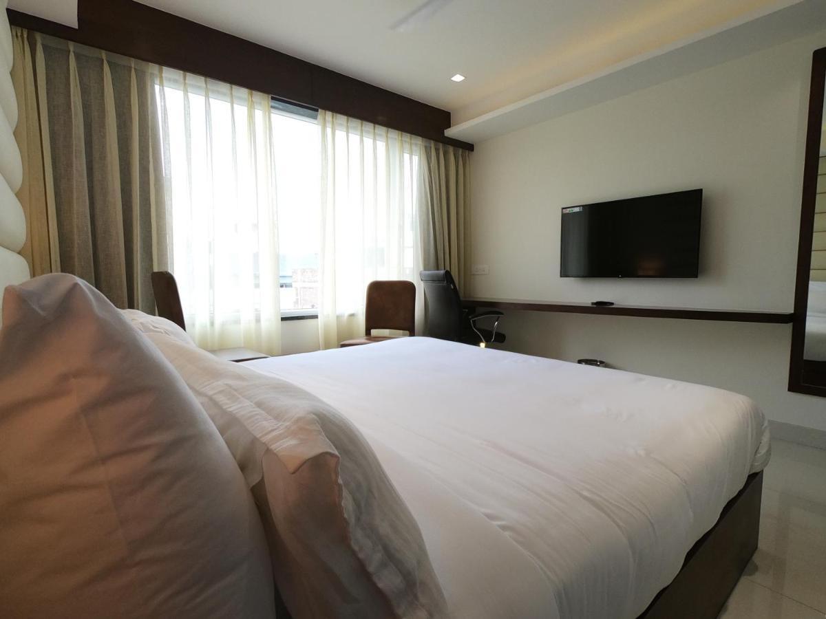 Hotel The Bellevue Индаур Экстерьер фото