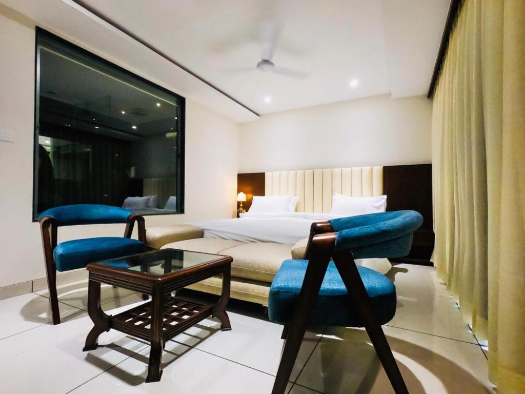 Hotel The Bellevue Индаур Экстерьер фото
